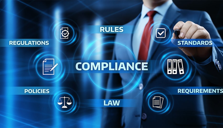 Profissional analisando dados de regulação e compliance